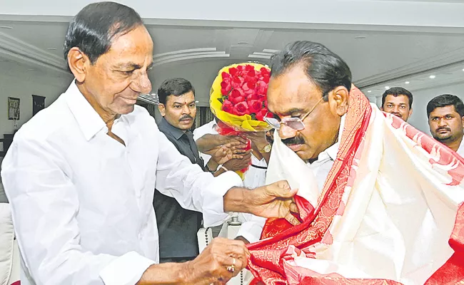 Implement All Munugode Promises CM KCR Directs TRS Leaders - Sakshi