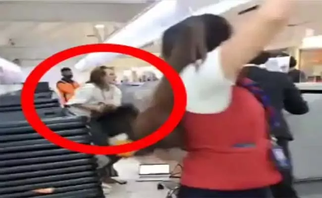 Viral Video: Woman Fight Airline Employee After Flight Missing At Mexico - Sakshi