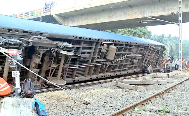 Goods Train Derailed Near By Rajahmundry Railway Station - Sakshi