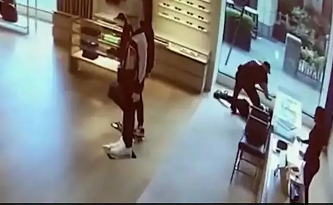 Viral Video: Thief Stolen luxury Goods And Running Into Glass Window - Sakshi