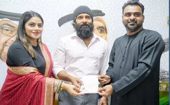 Chiyaan Vikram Received UAE Golden Visa From Actress Poorna Husband - Sakshi