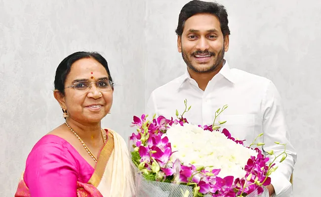 Senior IAS Officers Poonam Malakondaiah, Sameer Sharma met CM Jagan - Sakshi