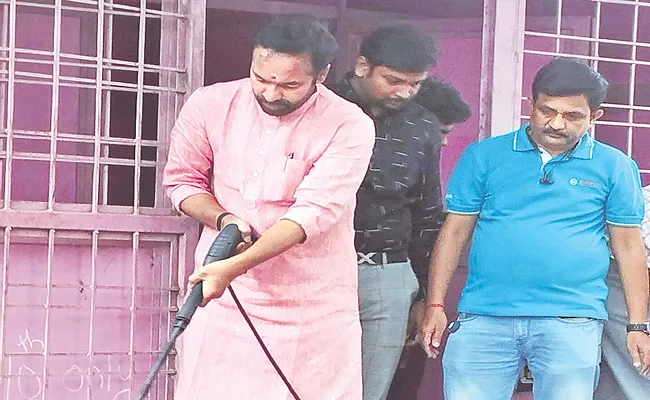 Union Minister Kishan Reddy Cleans Toilets At Osmania Govt School - Sakshi