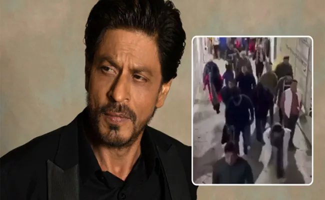 Shah Rukh Khan Spotted Visiting Vaishno Devi Temple - Sakshi