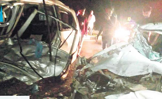 Innova Collided Car After The Tire Exploded Five Killed - Sakshi