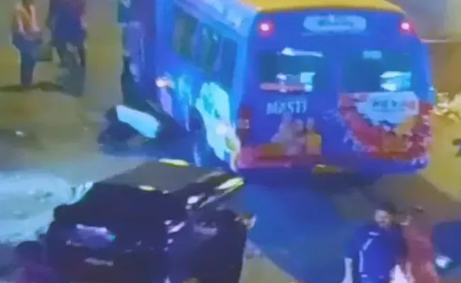 Video: Mumbai Man Jumps Infront Of Moving Bus On Busy Road - Sakshi