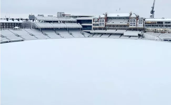 UK Oval Stadium Covered With Snow Photo Video Goes Viral - Sakshi