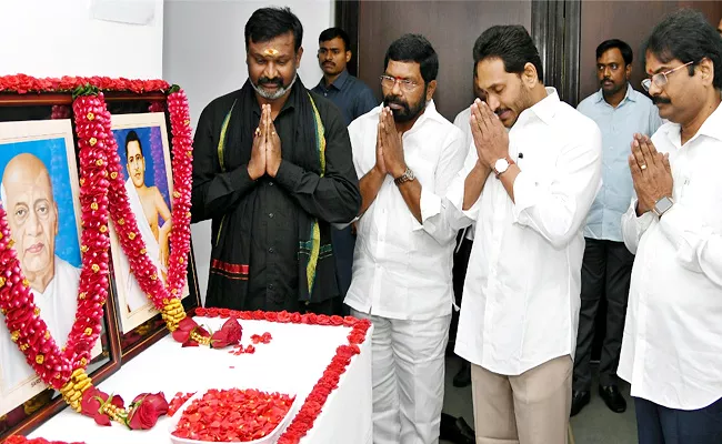 CM Jagan Floral Tributes to Sardar Vallabhbhai Patel and Potti Sriramulu - Sakshi