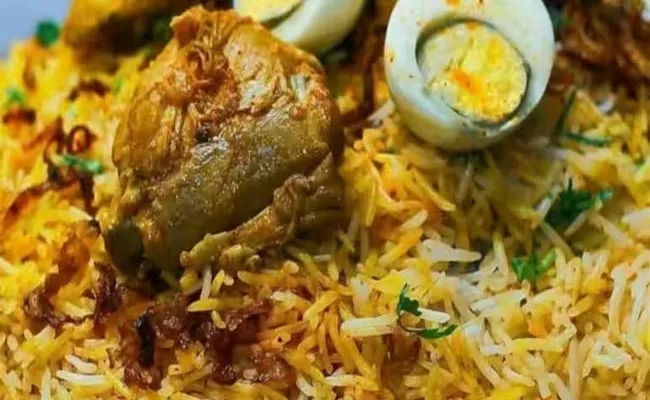 Housefly found in Chicken Biryani at Biryani House Hyderabad - Sakshi