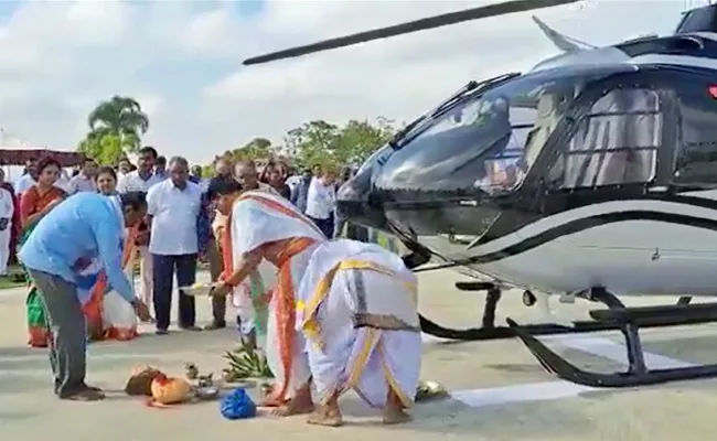 Hyderabad Businessman Do Vahan Puja To His New Helicopter At Yadadri - Sakshi