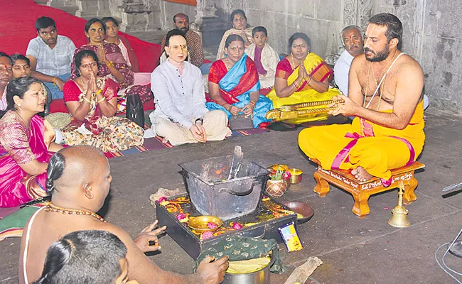 Telangana High Court Judge Visit Yadadri Temple - Sakshi