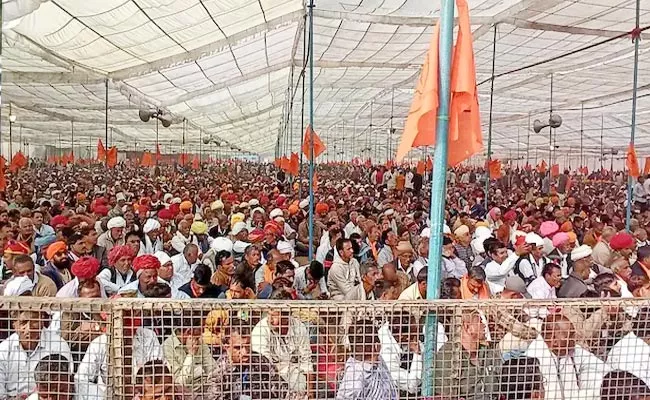 50000 Farmers Gather At Delhi Ramlila Maidan For Fresh Agitation - Sakshi