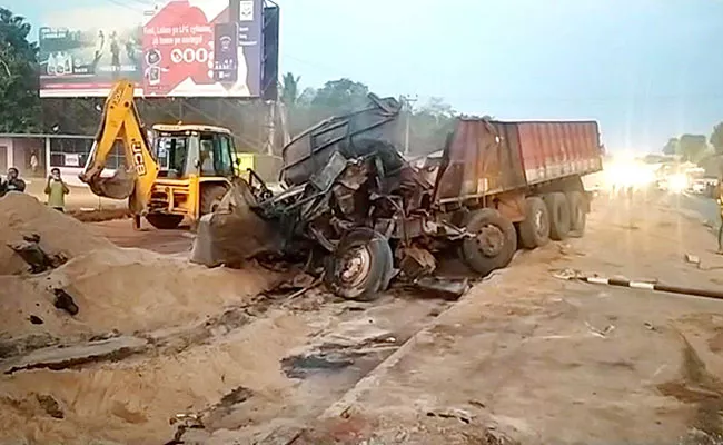 Road Accident In Kakinada District Prathipadu National Highway - Sakshi