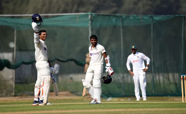 Mukesh Kumar dismisses Najmul, Zakir Hasan slams 2nd innings 100 - Sakshi