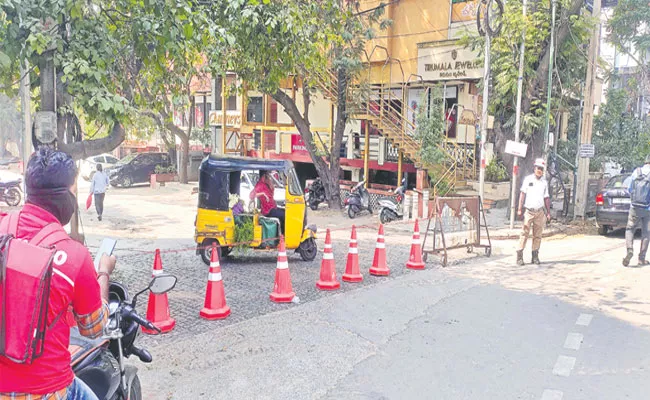 Traffic diversions at Jubilee Hills Road No 54 Hyderabad - Sakshi