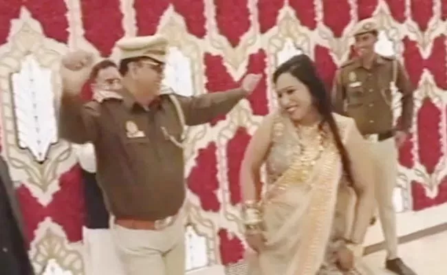 Video Of Delhi Cop In Uniform Dance With A Woman Goes Viral - Sakshi