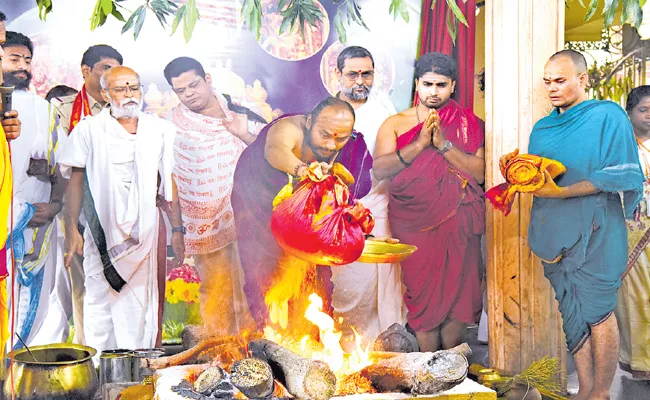 Bhavani Deekshas ended at Vijayawada Indrakeeladri Temple - Sakshi