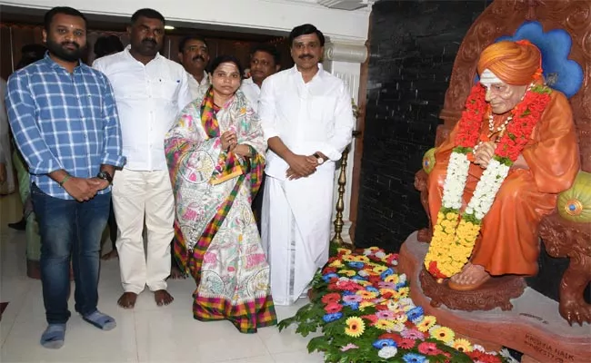 Gali Janardhan Reddy Visits Siddaganga Mutt at Tumakuru - Sakshi