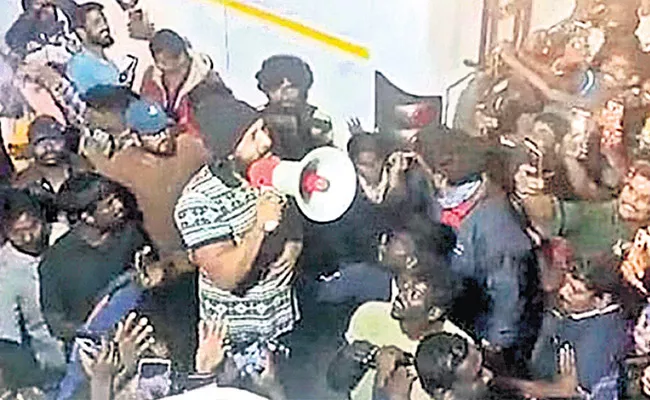 Chiyan Vikram Meets KGF Mines Tamil Employees After Shooting - Sakshi