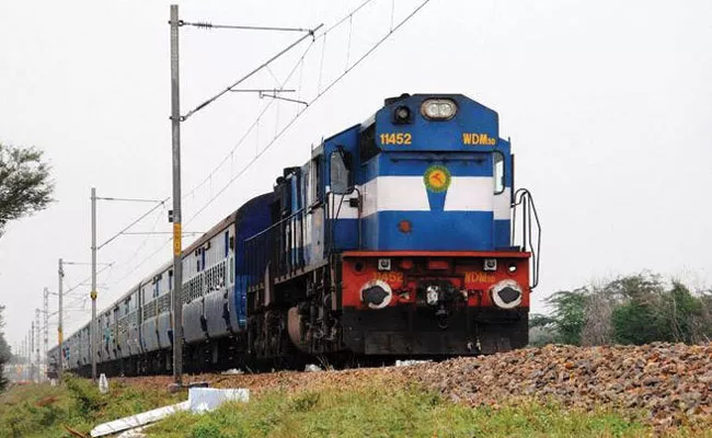 Woman Died Saving Sister Rail Accident Khammam - Sakshi