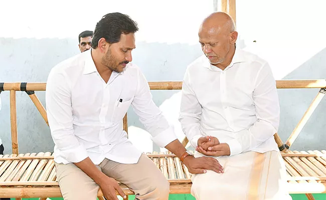 CM YS Jagan Console TTD EO Dharma Reddy Family - Sakshi