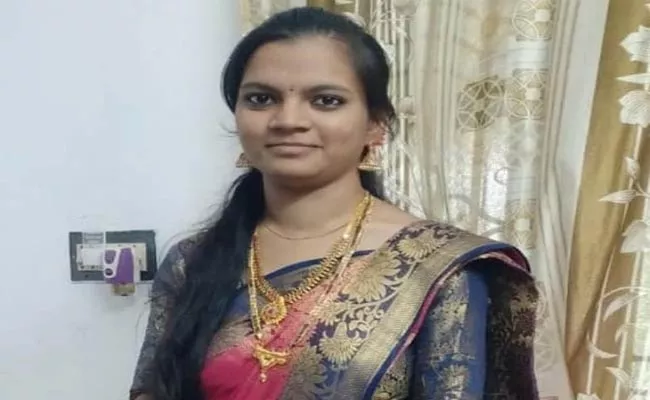 Housewife died under suspicious circumstances in Yanam - Sakshi