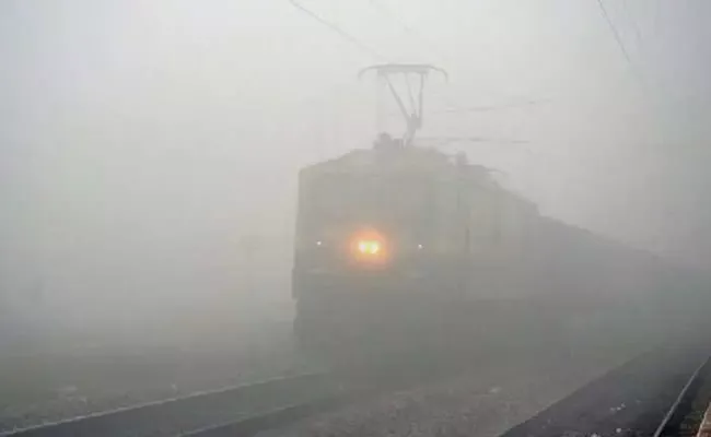 Dense fog envelops Delhi, flights and trains delayed - Sakshi