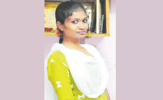 Pregnent woman died due to Negligence of Doctors at Keesara - Sakshi