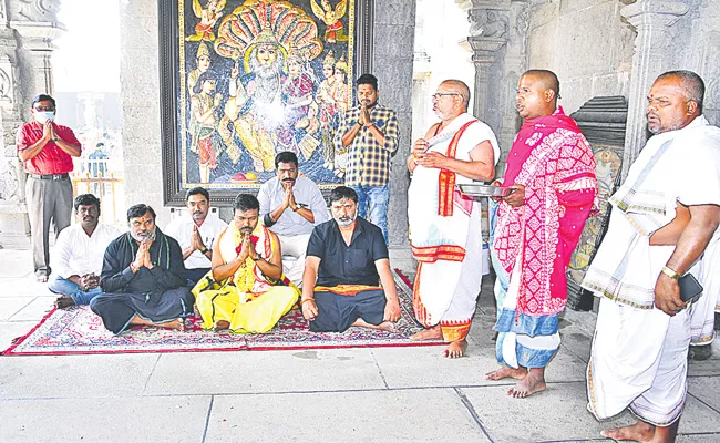 Health Director Srinivasa Rao Visits Yadadri Shri Lakshmi Narasimha Swamy Temple - Sakshi