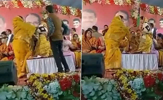 Female BJP Leaders Fight On Stage At Madhya Pradesh Panna - Sakshi