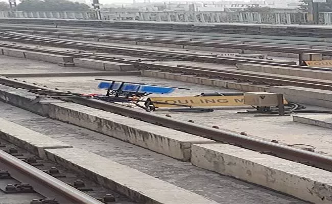 Delivery Drone Crashes On Delhi Metro Tracks Sets Off Security Alert - Sakshi