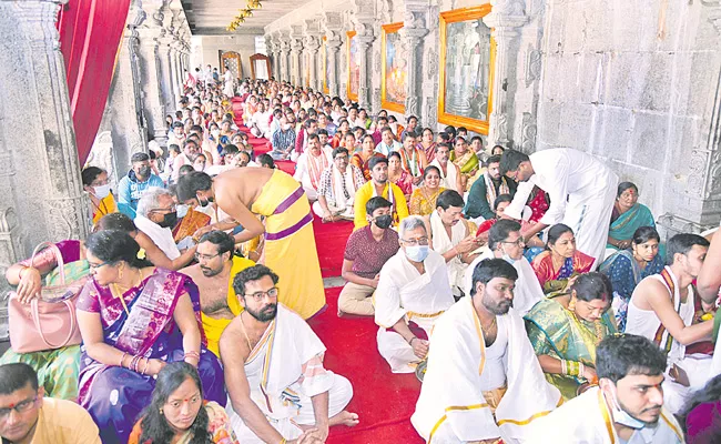 Huge Devotees Rush At Yadadri Sri Lakshmi Narasimha Swamy Temple - Sakshi