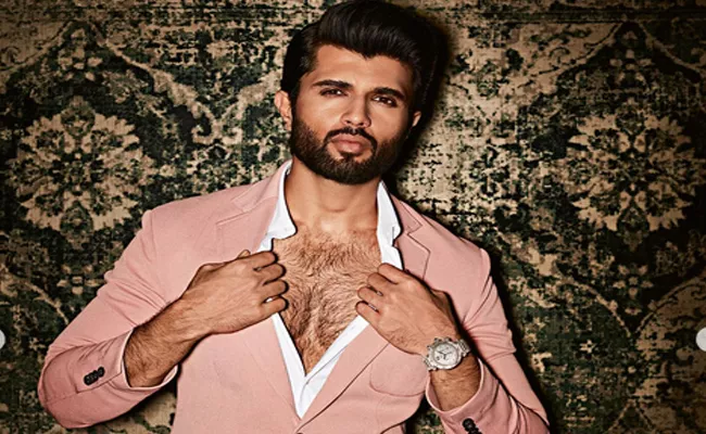 Vijay Deverakonda announces free trip for 100 fans as Christmas gift - Sakshi