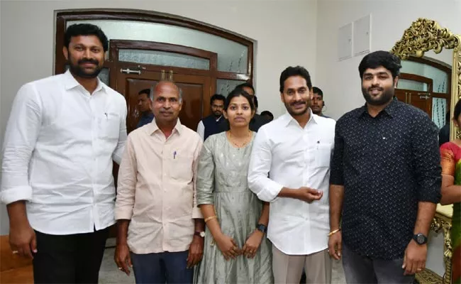 CM YS Jagan Blessings to Newly Wedded couple - Sakshi