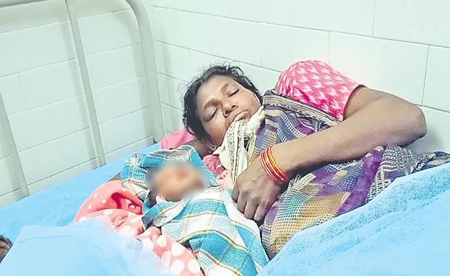 Pregnant Woman Gave Birth To Baby Girl On Road In Mahabubnagar District - Sakshi