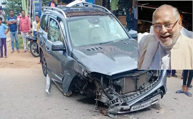 PM Modi Brother Prahlad Modi Injured In Car Accident Near Mysuru - Sakshi