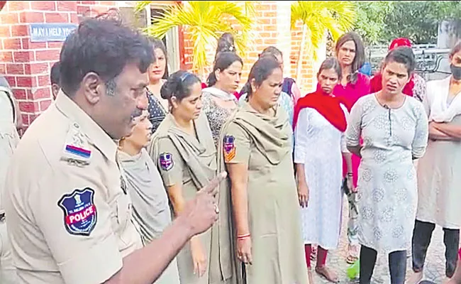 Ten Transgenders Arrested For Creating Nuisance At  Banjara Hills - Sakshi