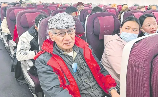 Woman Scared Of Serial Killer Sobhraj In Flight Photo Gone Viral - Sakshi