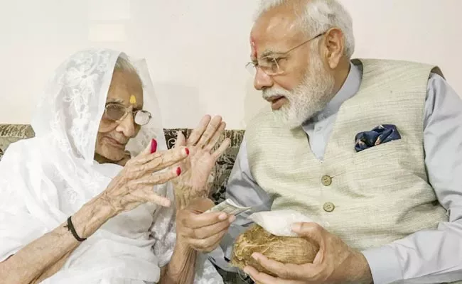 PM Modi Visits Mother Heeraben Modi In Ahmedabad Hospital - Sakshi