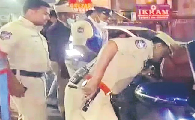 Mir Chowk Police Late Night Vehicles Checking With Gun In Old City - Sakshi