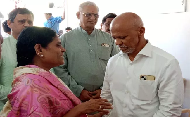 YS Vijayamma Consoles TTD EO Dharma Reddy Family - Sakshi