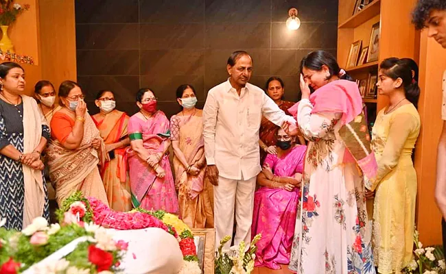 KCR Consoles Daughter In Law Shailima Kalvakuntla - Sakshi