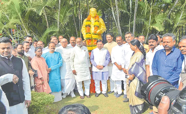 Union Minister Pralhad Joshi Paying Tribute To Marri Chenna Reddy - Sakshi