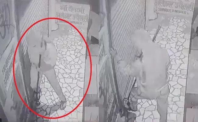 Woman Tries To Break Lock Of Liquor Shop In Unnao Video Viral - Sakshi