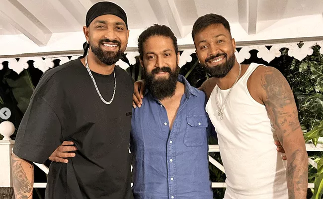 Yash poses with cricketers Hardik Pandya and Krunal Pics Goes Viral - Sakshi