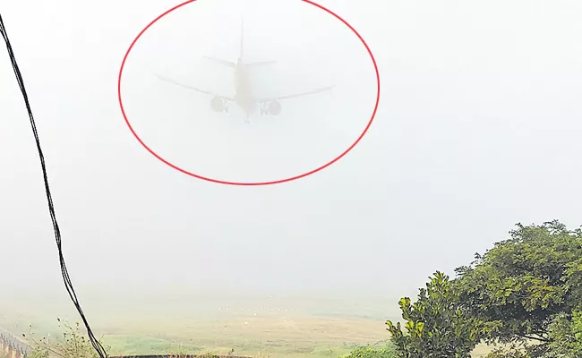 Landing difficulties for planes due to fog - Sakshi