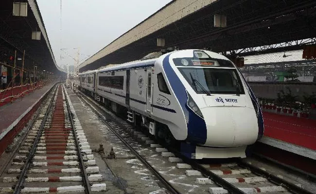 Pm Modi Flags Off Howrah New Jalpaiguri Vande Bharat Express - Sakshi