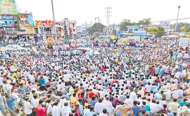 Cotton Farmers Protest Over Cotton Price Reduction At Asifabad - Sakshi