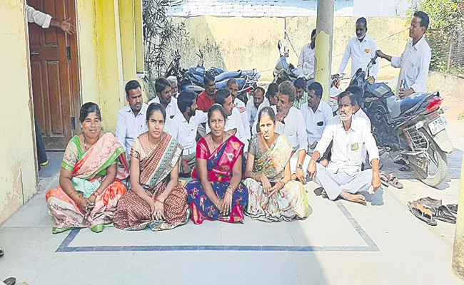 Sarpanch Protest In Front Of MPDO Office Over Pending Bill - Sakshi