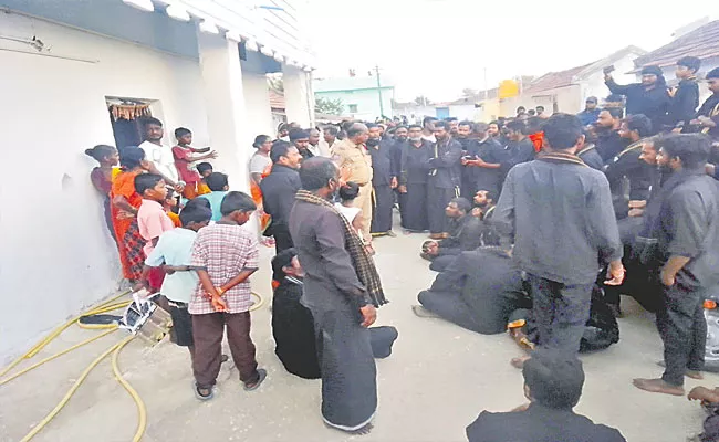 Ayyappa Devotees Protest At Nizamabad Over Bairi Naresh Comments - Sakshi